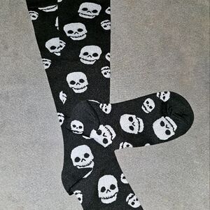 Skull knee-high socks